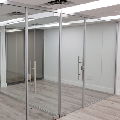 Divisiones de cristal Frameless de la puerta del pivote de la primavera del piso con el vidrio aislado ultra claro