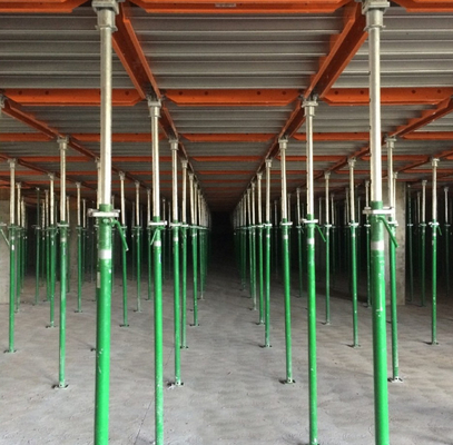 El acero aisló la forma concreta que apoyaba para el edificio modular