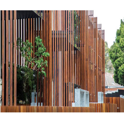 La fachada de encargo del edificio de la pared exterior artesona la lumbrera de aluminio ventilada aguda de los listones de V