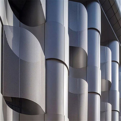 La fachada de encargo del edificio de la pared exterior artesona la lumbrera de aluminio ventilada aguda de los listones de V