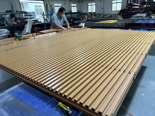 Cercas de rejilla de aluminio de grano de madera para puertas de garaje exteriores duraderas
