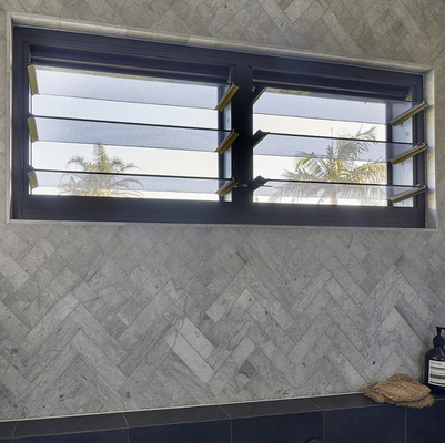 Ventana de vidrio congelado ajustable para el baño con función de privacidad de ventilación