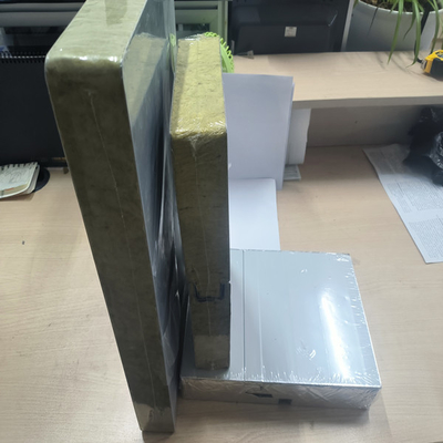 Panel de pared de lana de roca / PU de aislamiento a prueba de fuego de techo PPGI paneles de sándwich para talleres / edificios