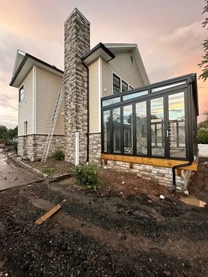 Casas de vidrio de tamaño personalizado para vivir al aire libre Superficie lisa Cuadro de aluminio Sala de sol