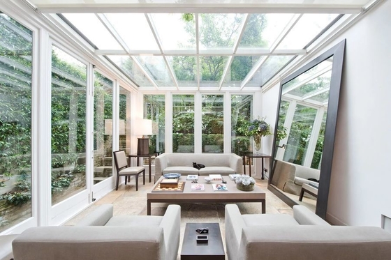 Casa de terraza de cristal con superficie lisa y moldeo de techo polígono