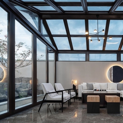 Casa de terraza de cristal con superficie lisa y moldeo de techo polígono
