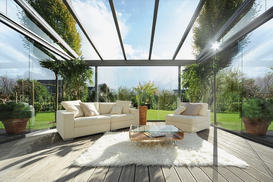 Sala de sol de vidrio gris con terraza prefabricada con marco de aluminio y techo polígono