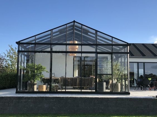 Sala de sol de vidrio gris con terraza prefabricada con marco de aluminio y techo polígono