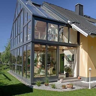 Casas de vidrio de aluminio impermeable con puerta doble corredera y diseño de invernadero