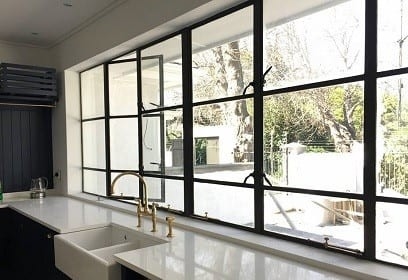 Disfrute de un ambiente tranquilo y tranquilo con nuestras ventanas y puertas de acero aisladas del sonido