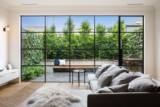 Disfrute de un ambiente tranquilo y tranquilo con nuestras ventanas y puertas de acero aisladas del sonido