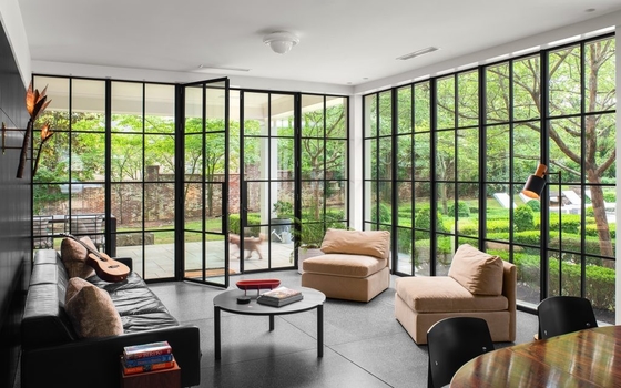 Disfrute de un ambiente tranquilo y tranquilo con nuestras ventanas y puertas de acero aisladas del sonido