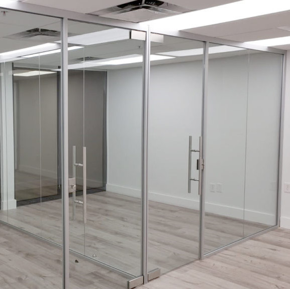 Divisiones de cristal Frameless de la puerta del pivote de la primavera del piso con el vidrio aislado ultra claro