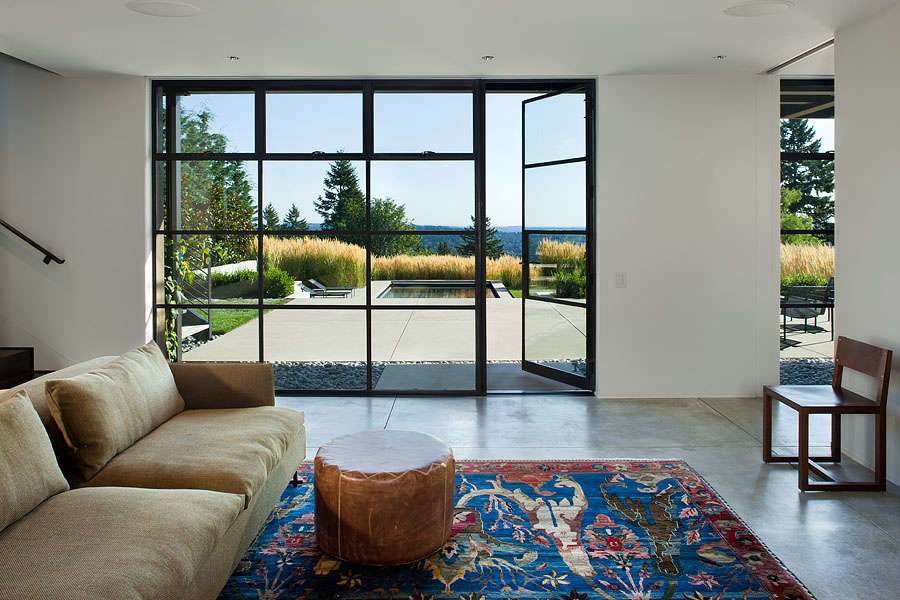 Disfrute de un ambiente tranquilo y tranquilo con nuestras ventanas y puertas de acero aisladas del sonido